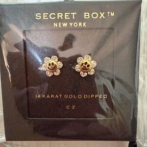 New York Gold Smiley Flower Stud Earrings - Gold